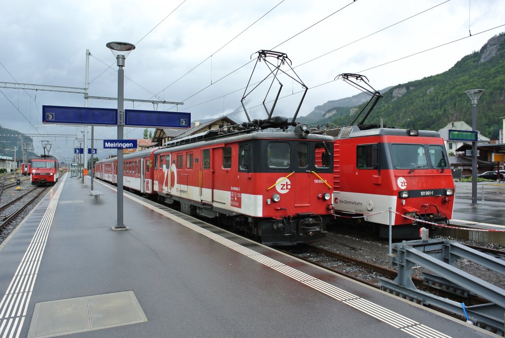 Fahrzeugparade in Meiringen; v. l. n. r: HGe 4/4 101 964-5, De 110 002-3 (ex. SBB Brnig) und HGe 4/4 101 961-1, 13.06.2012.