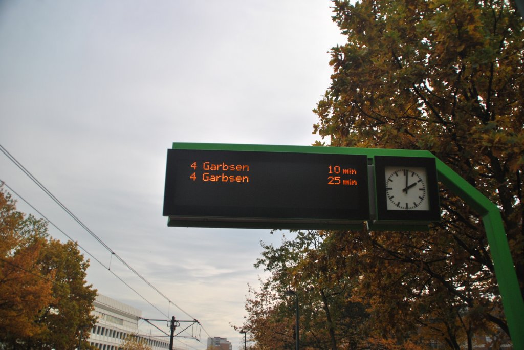 Fahrzielanzeiger, an der Haltestelle  Medinische Hochschule Hannover in Hannover. Foto vom 31.10.10.
