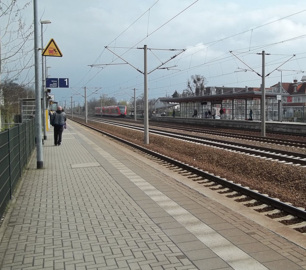 Falkensee, Regionalbahnhof an der Bahnstrecke Berlin-Hamburg, Blick vom Bahnsteig 1 zum Bahnsteig 2 mit RE 6 nach Berlin (13.04.2012)