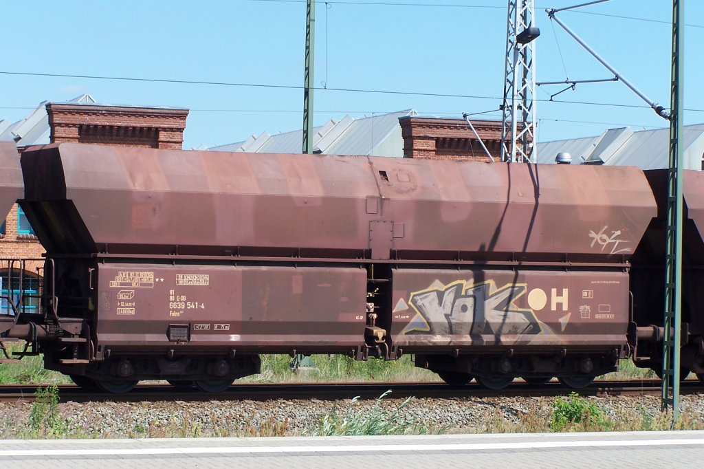 Falns 183.1 im Bf.Wittemberge in einem Erzzug, bespannt mit 2 Loks Baureihe 189, der grtenteils aus Wagen dieser Type bestand. 