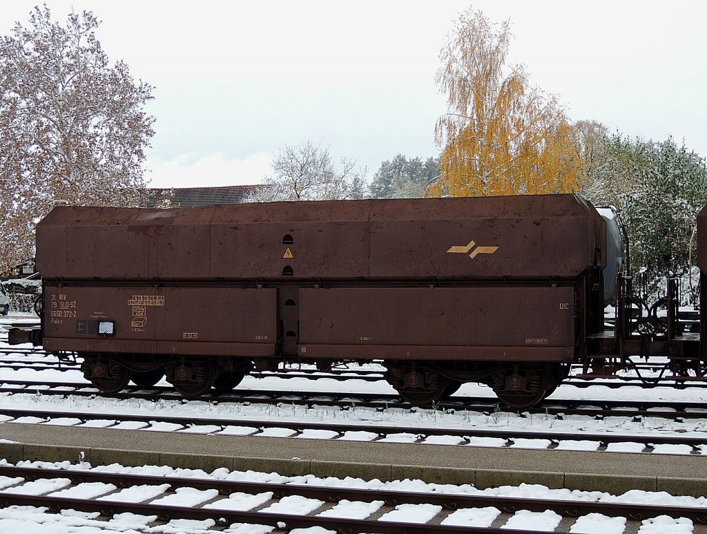 Fals-z;3179(SLO-SZ)6650372-2 ist mit Dampfsonderzug SGAG48483 unterwegs, und macht in Ried i.I. einen Zwischenstopp; 121028