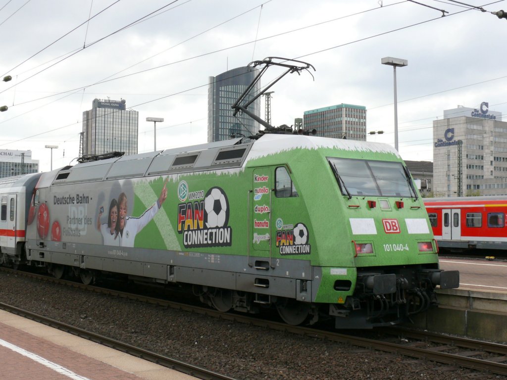 Fan Connection 101 040 im Schub des IC 2028 nach HH Altona, Dortmund Hbf., Gleis 10. (05.05.2010)