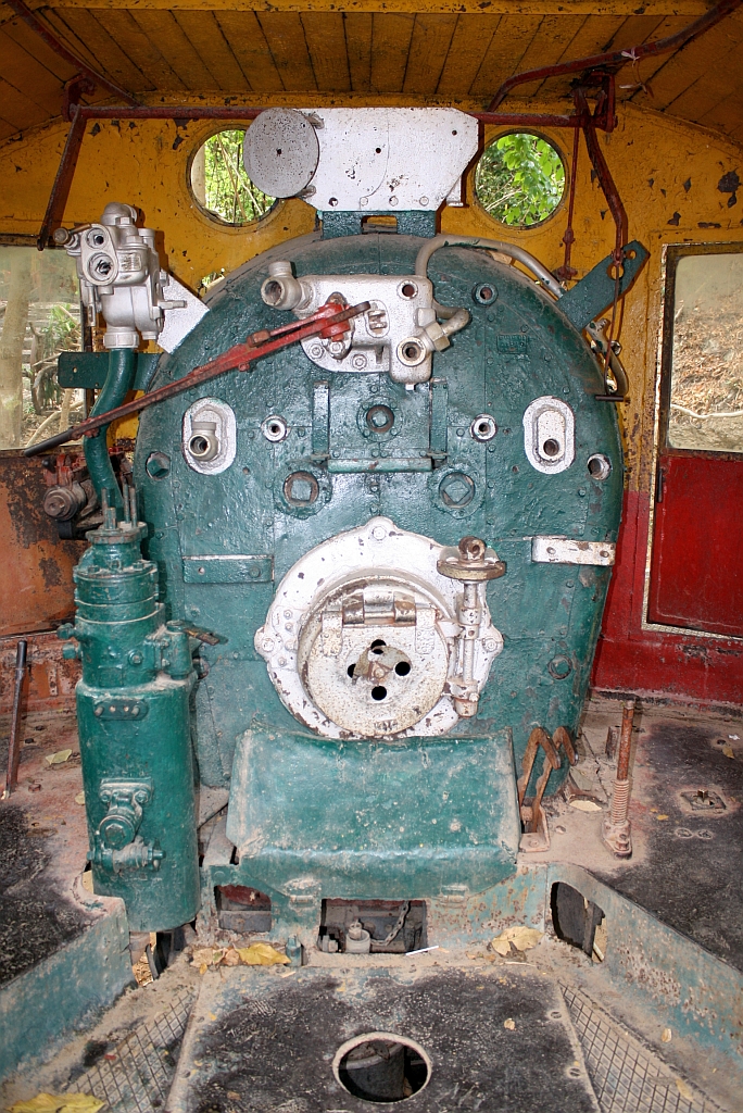 Farbenfroh und doch trostlos zeigt sich der Führerstand der SRT 702 (ex JNR C56.04, 1'C-h2, Mitsubishi, Bauj. 1935, Fab.Nr. 156). Nam Tok Sai Yok Noi am 11.März 2012

