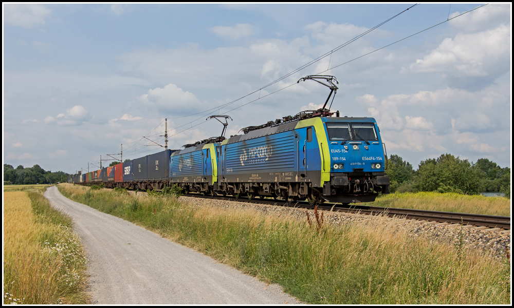 Farbenfroh prsentiert sich die PKP Cargo mit dem SGAG 41089 (Breclav - Tarvisio Boscoverde), bespannt von 189 153 und 189 154. Aufgenommen wurde das Gespann am 28. Juni 2013 um 15:42 Uhr kurz nach Unter Waltersdorf.