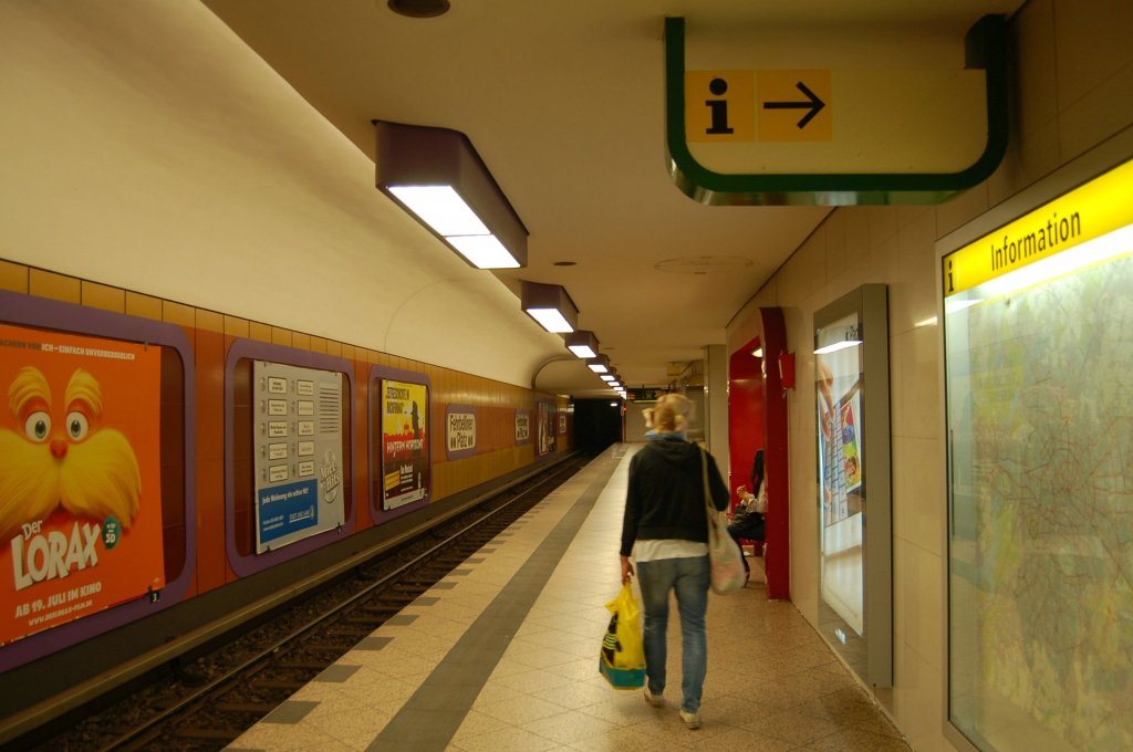 Farbenfroh wirkt der U-Bahnhof Fehrbelliner Platz. Hier kann in die Linien U7, Rathaus Spandau - Rudow und U3, Nollendorfplatz - Krumme Lanke, eingestiegen werden. 08.08.2012