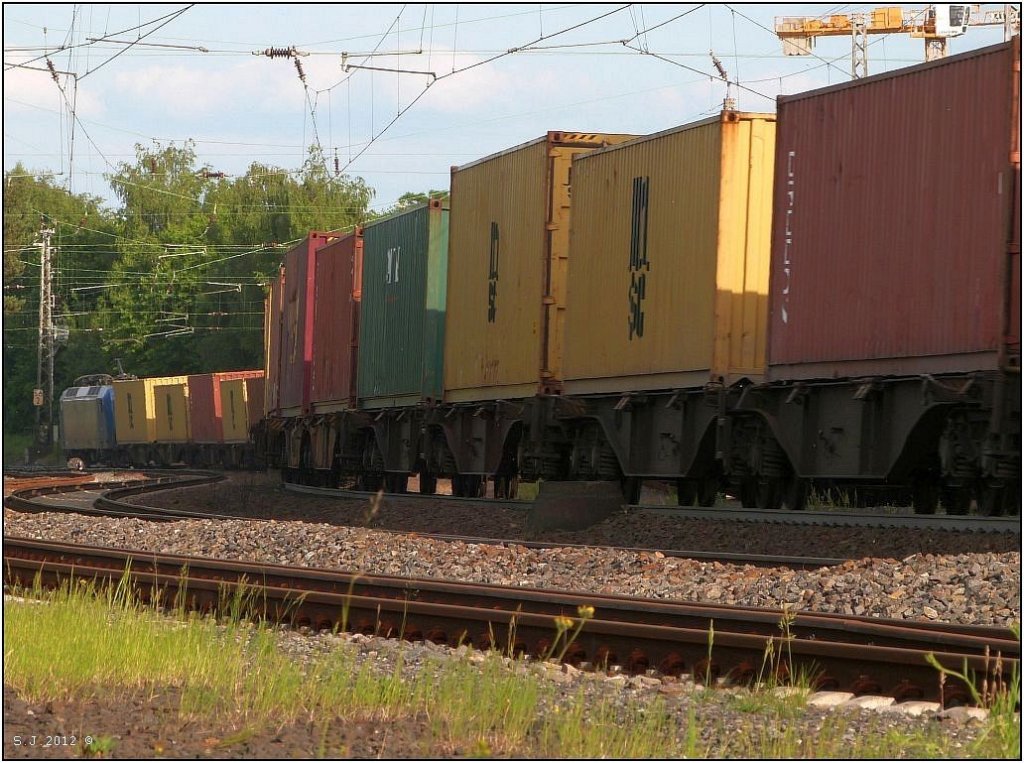 Farbenspiele,Licht und Schatten ,dazu passt dieser bunte Containerzug,den ich als
Nachschu im Juli bei Eschweiler vor die Linse bekam. Mal wieder was fr die 
Rubrik: Stimmungsbilder.