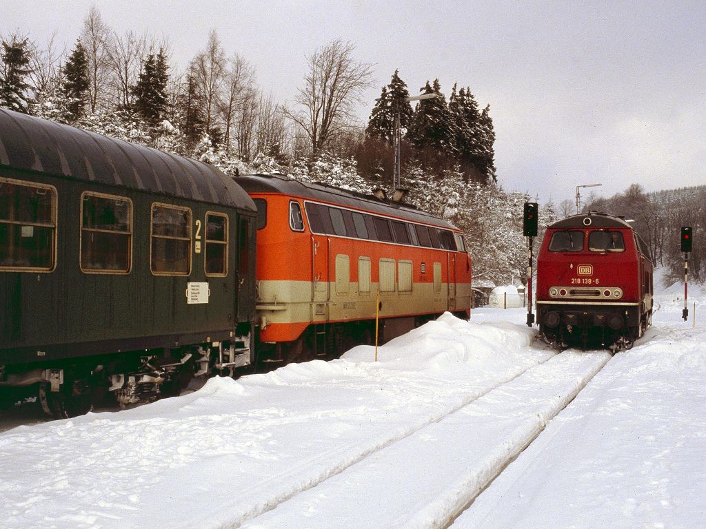 Farblich htte der grne Bm-Wagen sicher besser zu 218 138 als zur City-Bahn 218 140 gepasst, die am 28.02.1988 mit einem Wintersportsonderzug in Winterberg pausierte.