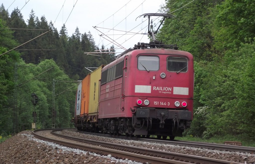 Farbsonderling 151 144-3 schiebt am 14. Mai 2011 einen Containerzug die Frankenwaldrampe hinauf.
