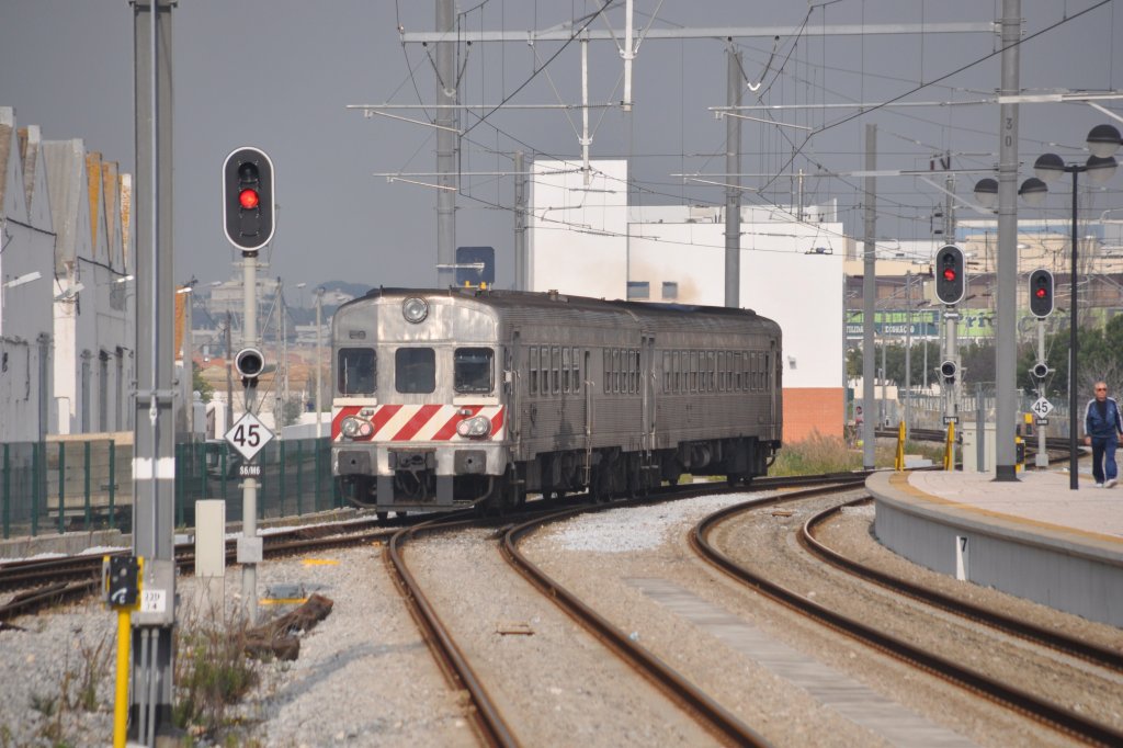 FARO (Distrikt Faro), 10.02.2011, ein Regionalzug nach Lagos bei der Ausfahrt