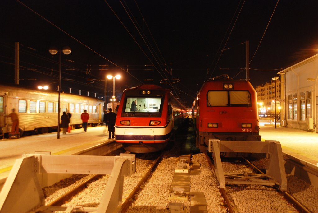 FARO (Distrikt Faro/Concelho Faro), 19.02.2010, Alfa Pendular AP186 ist soeben im Bahnhof Faro neben E-Lok 5613-3 zum Halt gekommen; ganz links steht der Regionalzug nach Vila Real de Santo António zur Weiterfahrt bereit