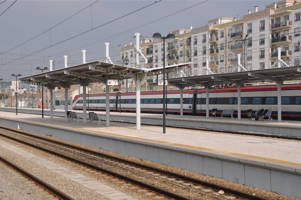FARO (Distrito de Faro/Concelho Faro), 10.02.2011, Bahnhof Faro (im Hintergrund ein Alfa Pendular (portugiesischer Hochgeschwindigkeitszug))