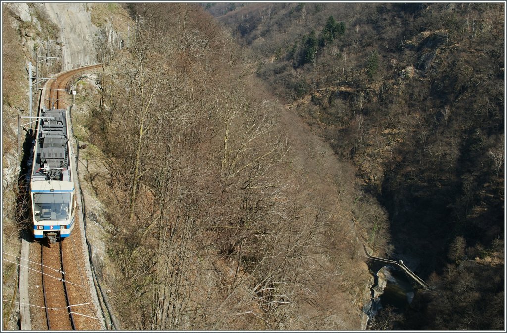 FART/SSiF ABe 4/8 kurz nach Intragna. Tief unten im Tal ist die 1588 gebaute  Römischne Brücke  über die Melezza zu sehen. 
24. März 2011