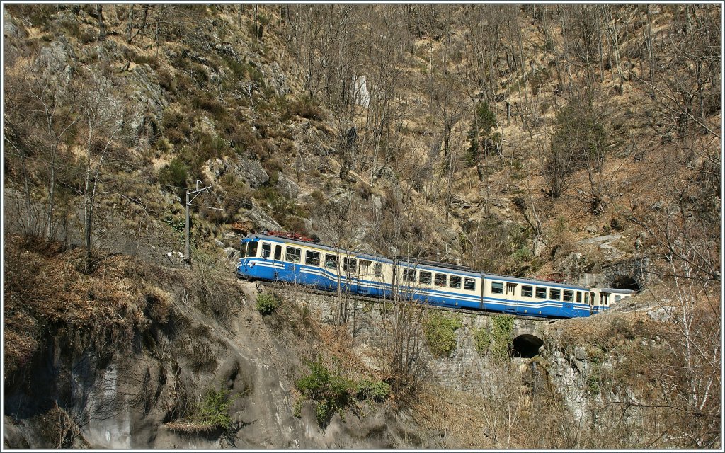 FART/SSiF ABe 8/8 mit dem Schnellzug 40 von Locarno nach Domosossola am 24. Mrz 2011 zwischen Corcapolo und Verdasio. 