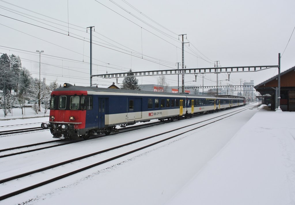 Fasnacht Luzern: BDt EWI 50 85 82-33 987-7 an der Spitze des 5-teiligen Ersatz RE 3572 bei Ausfahrt in Aarburg-Oftringen, 12.02.2013.