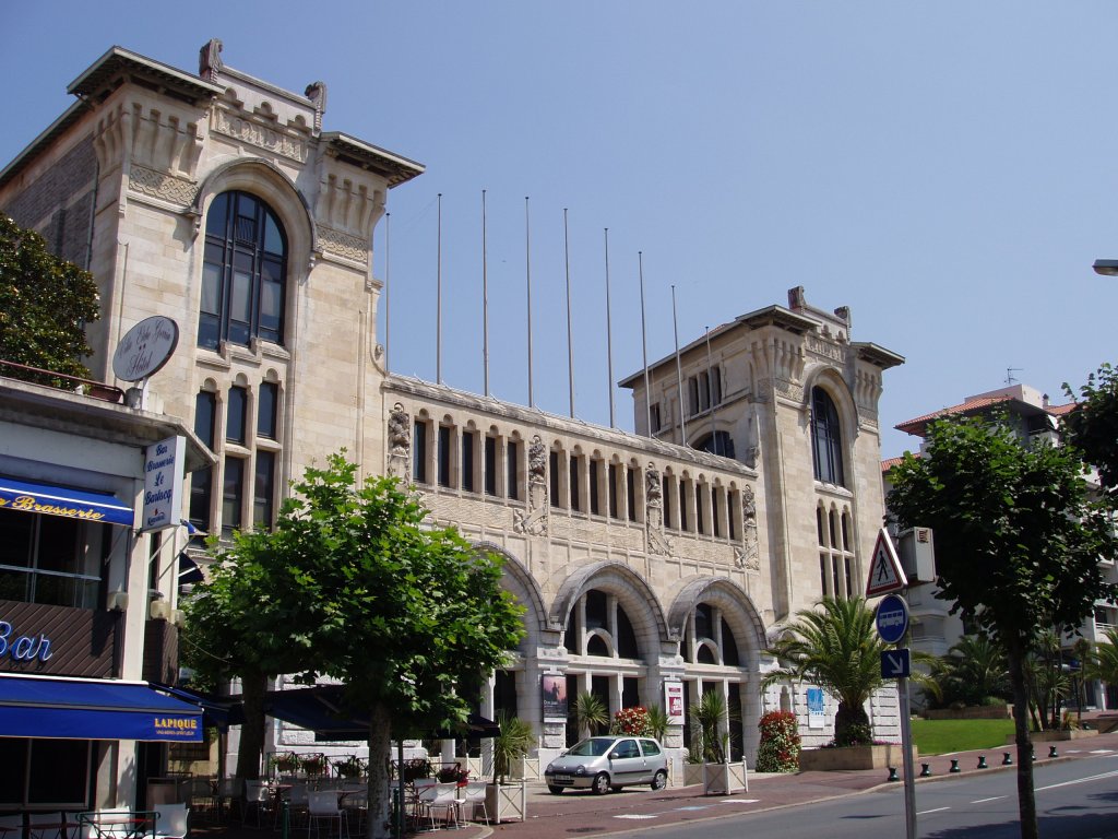 Fassade des ehemaligen Bahnhofes  Biarritz-Ville  (Stadtmitte), der nun in einen Kongress- und Konzertsaal umgebaut ist (Gare du Midi). Juli 2006.