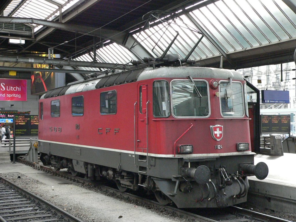 Fast 40 Jahre alte Re 4/4 II (Re 420) 11124 (Bauj. 1966) in Zrich Hbf. (17.12.2005)