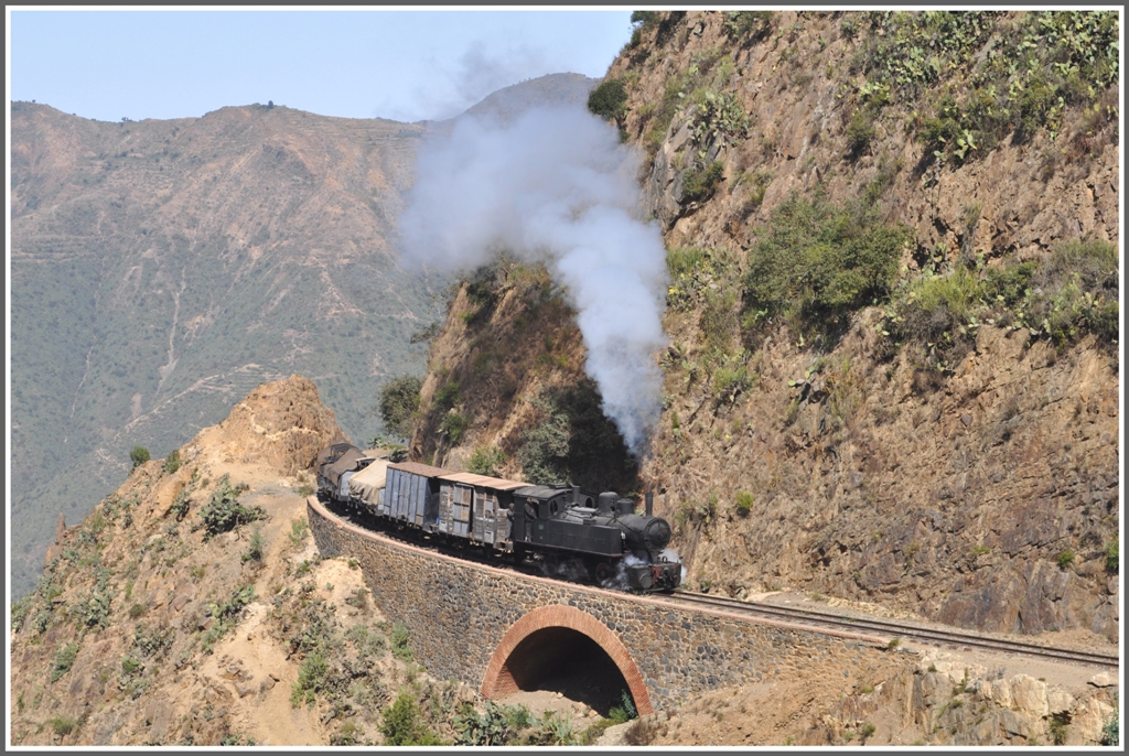 Fast bengstigend schnell stampft da die 440.008 mit ihrem Gterzug dem Abgrund bei der Teufelsnase entlang. (30.01.2012)