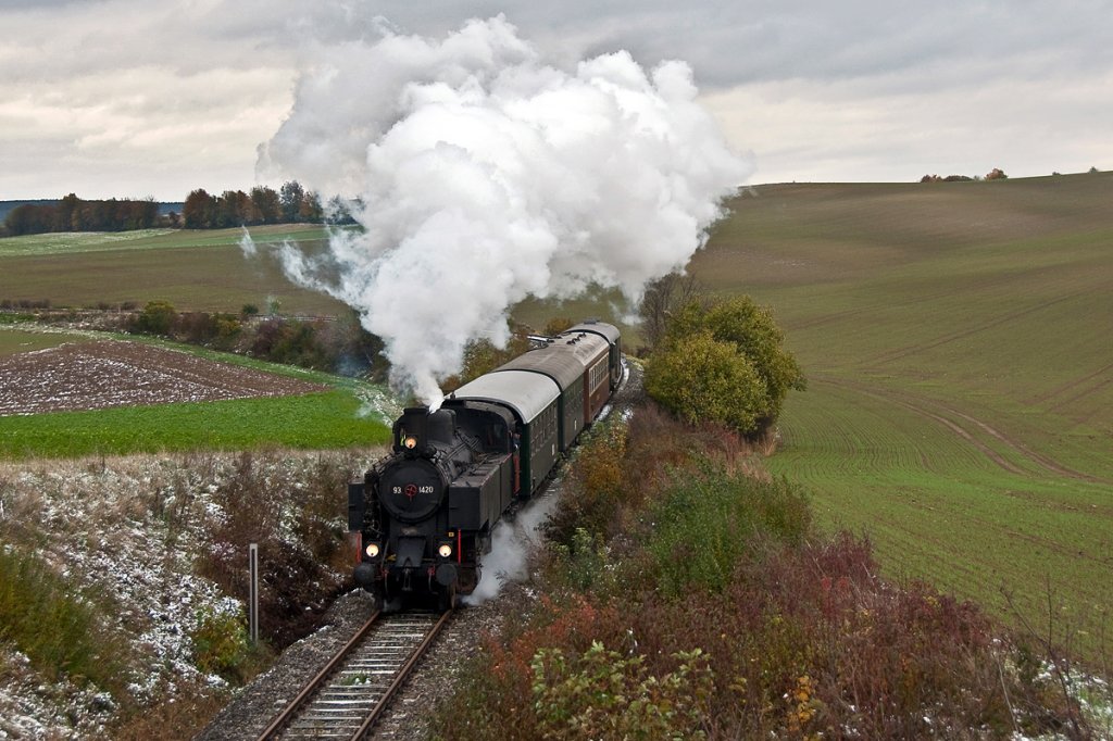 Fast frhwinterliche Verhltnisse fanden zum Saisonende des  Nostalgie Express Leiser Berge  statt. 93.1420 kurz vor Karnabrunn, am 28.10.2012.