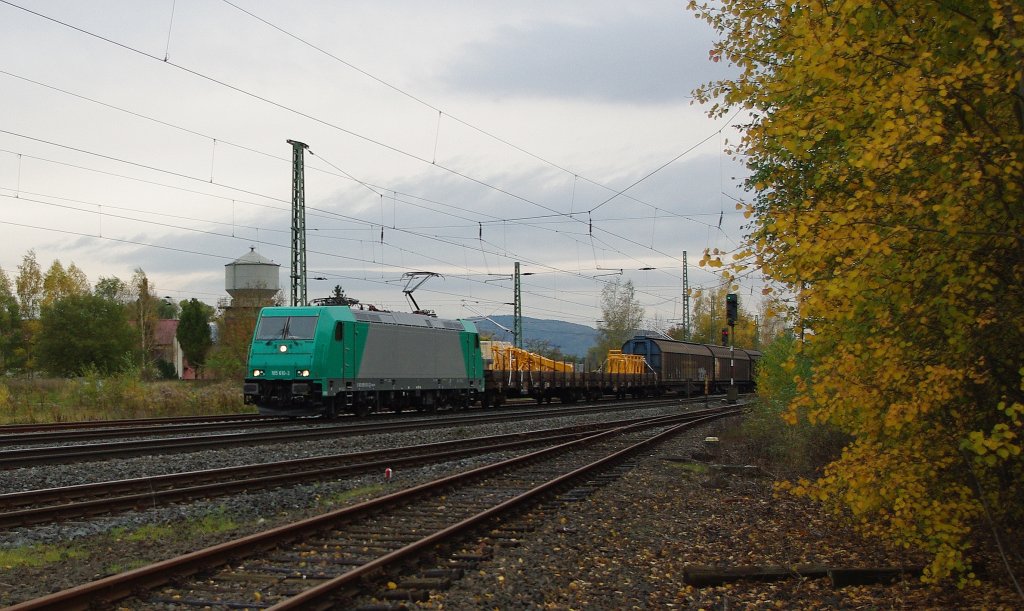 Fast genau vor einem Jahr stand 185 610-3 noch mit ihren Schwestern in einem langen Lokzug abgestellt zwischen Gnzburg/Donau und Neuoffingen. Hier zieht sie nun einen Gz in Richtung Norden. Aufgenommen am 22.10.2010 in Eschwege West.