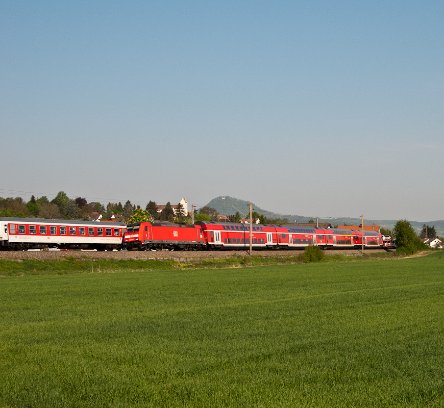 Fast h�tte er das Bild vom Autozug zugefahren...

RE 4712 (Konstanz - Baden-Baden)) am 24. April 2011 mit Schublok 146 228 bei M�hlhausen.