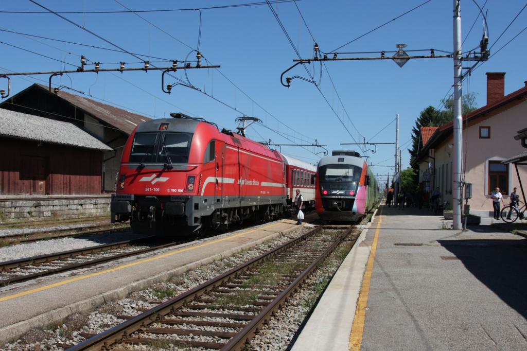 Fast htte es einen tdlichen Unfall gegeben. Vllig unbekmmert schritt
ein Mann hinter dem eingefahrenen Triebwagen ber die Gleise. Der scharfe
Warnpfiff des slovenischen Taurus lie ihn im letzten Moment verharren. Haarscharf
brauste die 541-106 mit ihrem Autoreisezug an ihm vorbei durch den Bahnhof
Brezdanice. Der Zug kam aus Zagreb.