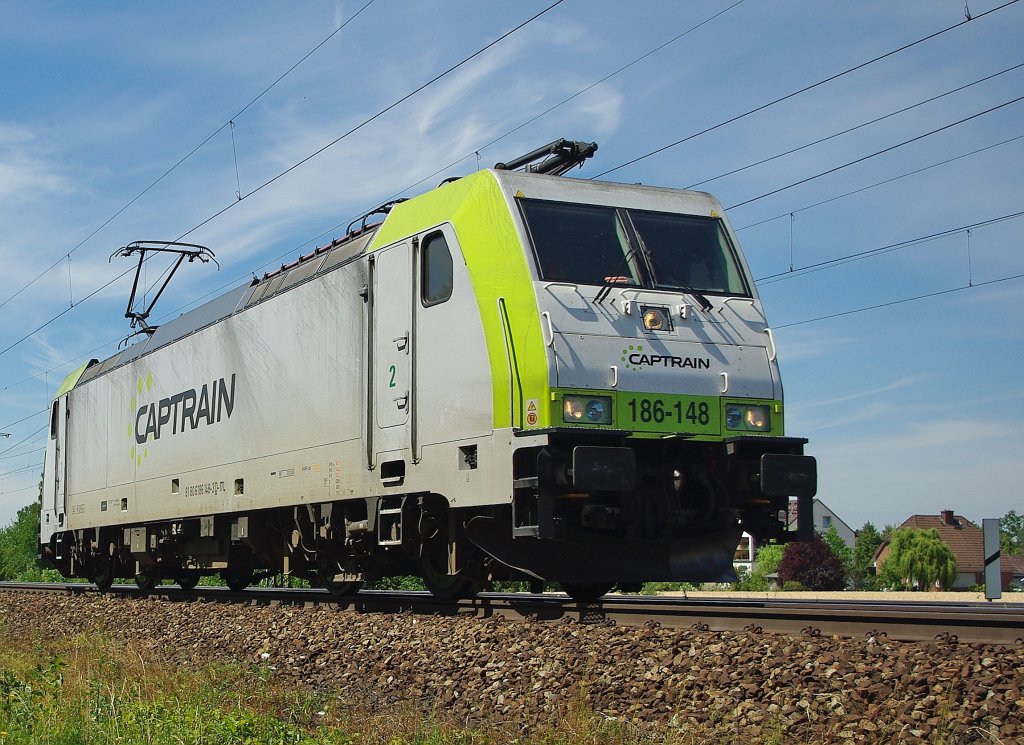 Fast hatten wir die Hoffnung aufgegeben, am 20.07.2010 noch einen echten Kracher zu sehen, da kam pltzlich 186 148 von Captrain Lz daher in Fahrtrichtung Seelze. Aufgenommen in Dedensen-Gmmer.