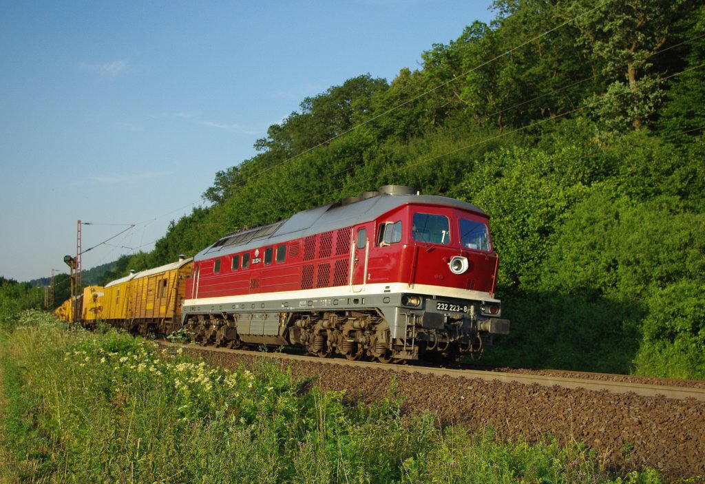 Fast hatten wir die Hoffnung schon aufgegeben, dass noch was besonderes kommt, da schlossen sich die Schranken des kleinen B zwischen Friedland(HAN) und Eichenberg und 232 223-8 kam mit etwas Baugermpel um die Ecke. Aufgenommen am 09.07.2010.