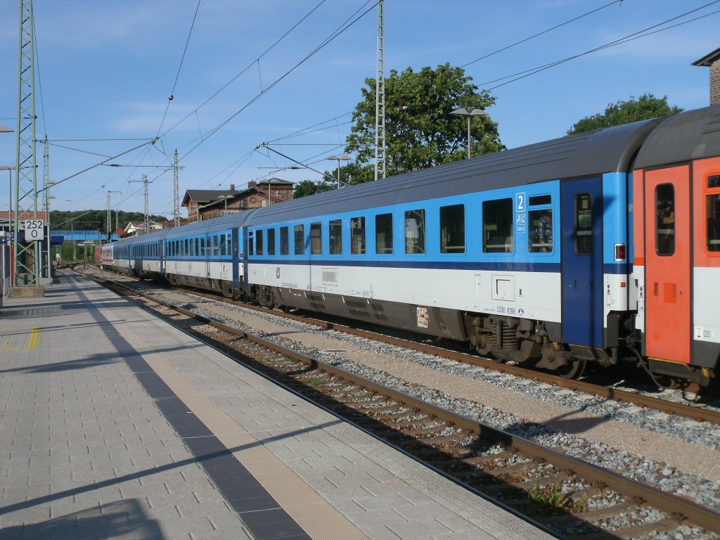 Fast komplett in der neuen,lackierten Farbgebung,bestanden die CD-Wagen im EC 378,Wien-Binz,am 10.Juni 2011,als Dieser in Bergen/Rgen hielt.