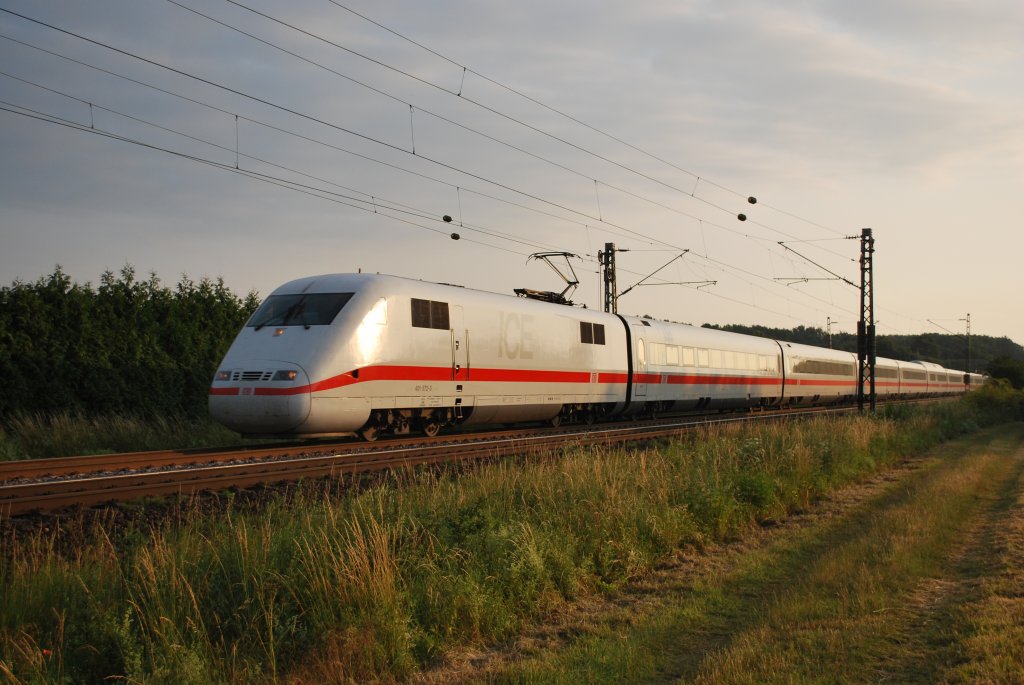 Fast lautlos gleitet der ICE Tz72 durch diesen unberhrten Sommermorgen.
Aufgenommen am 29.06.2009 gegen 6 Uhr auf der KBS 380 bei Drakenburg.