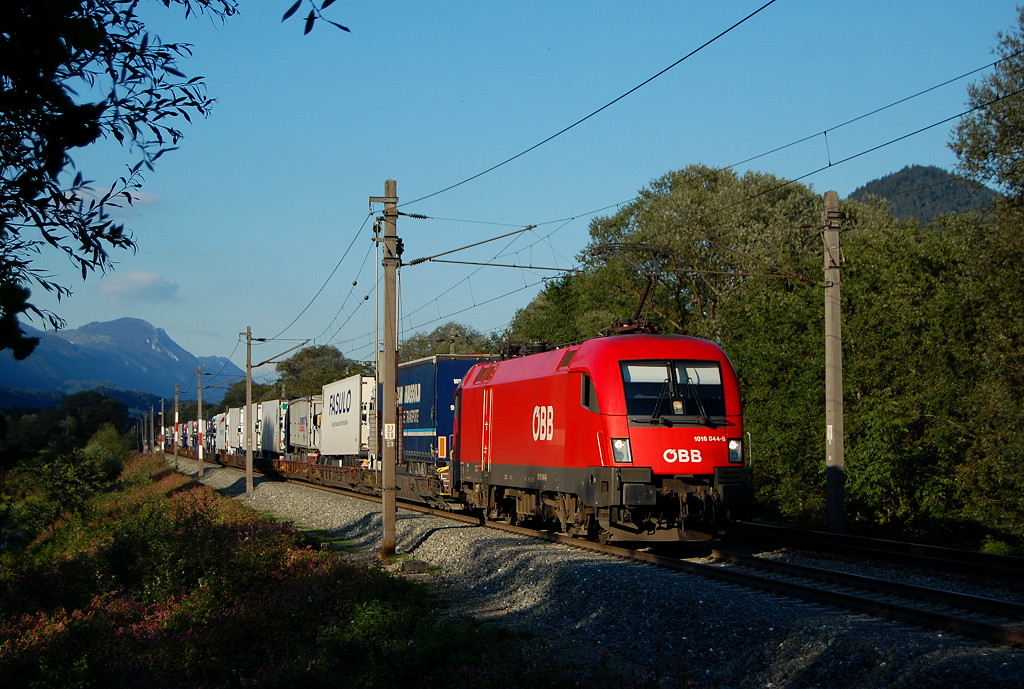 Fast im letzten Sonnenlicht des 18. August 2011 war die 1016.044 mit einer RoLa in Richtung Brenner unterwegs und konnte dabei in Mnster fotografiert werden.