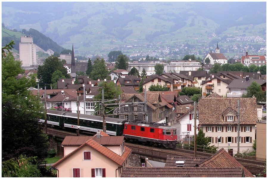 Fast Modellbahncharakter hat dieser Blick auf den Personenzug, der hier durch Brunnen am Vierwaldsttter See fhrt.