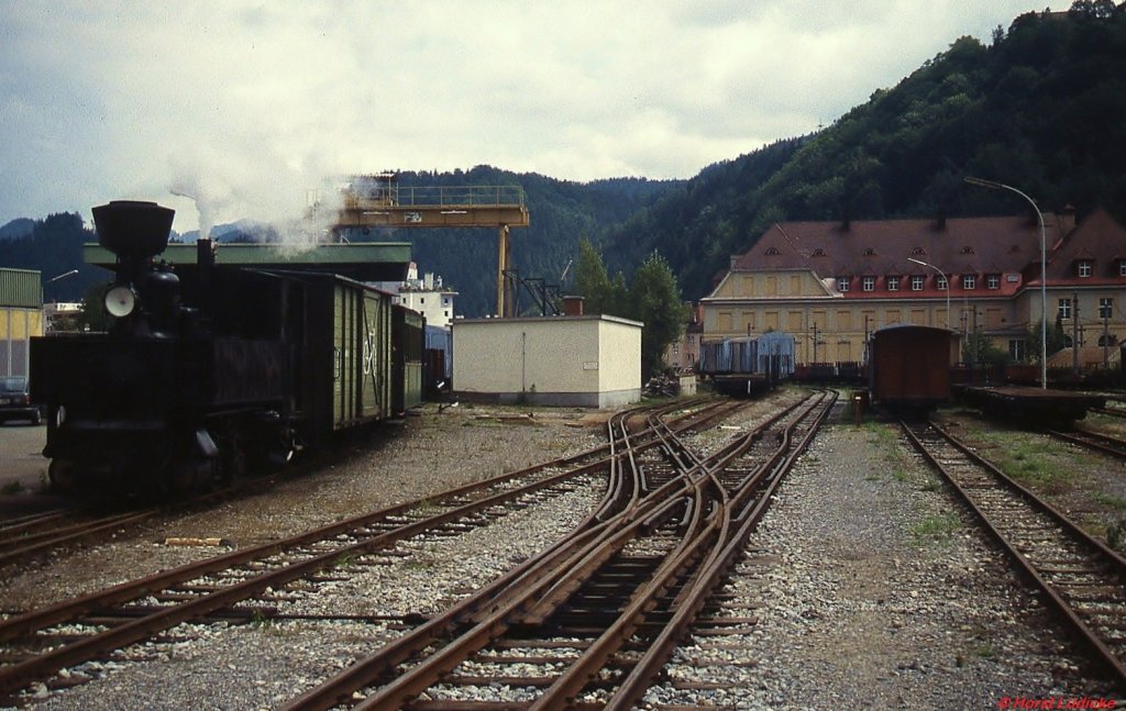 Fast noch interessanter als die Lokomotive  Thörl , die im Bahnhof Kapfenberg Landesbahn ihren Zug nach Seebach-Thurnau zusammenstellt, ist die Weiche im Vordergrund, die in ein Drei- bzw. Vierschienengleis führt (August 1997). Nachdem die Steiermärkische Landesbahn den Güterverkehr am 31.12.1995 aufgegeben hatte, verkehrten noch bis 1998 Sonderzüge des Vereins  Thörlerbahn  auf der landschaftliche schönen, aber abseits der Ortschaften liegenden Strecke.