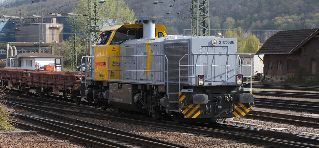 Fast noch neu die G 1700 BB von Schweerbau.

Zwischen Vlklingen und Bous wurde gebaut und die Gleise und der Schotter auf der KBS 685 wurden erneuert. Im Bauzugeinsatz war Vossloh G 1700 BB, Baujahr 2011.

Die grau-gelbe Farbgebung gefllt mir an der Maschine ganz gut.

9280 1277 031-1 D- LDS
02.04.2012