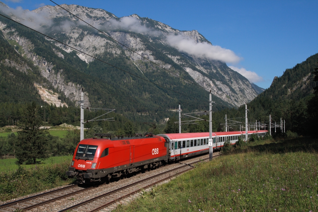 Fast schon eine Abwechslung stellte 1116.019 mit dem EC 111 (M�nchen - Klagenfurt) dar. Tenneck 07.09.2012