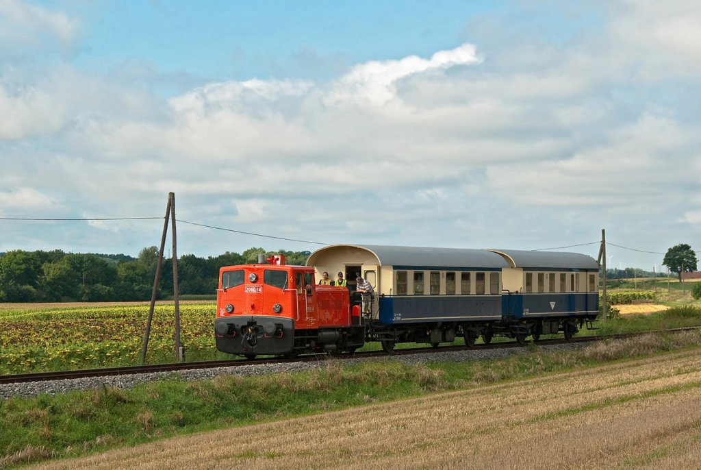 Fast so wie fr�her;-) 2060.14 + BT 7139.64 + BDT 7037.16, unterwegs auf den Nebenbahnen im Weinviertel. Die Aufnahme entstand zwischen Mistelbach und Wilfersdorf-H�bersdorf.