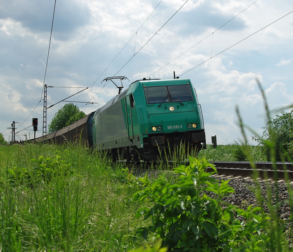 Fast Ton in Ton: 185 610-3 mit gemischtem Gterzug in Fahrtrichtung Norden. Aufgenommen am 14.05.2011 zwischen Eichenberg und Friedland(HAN)