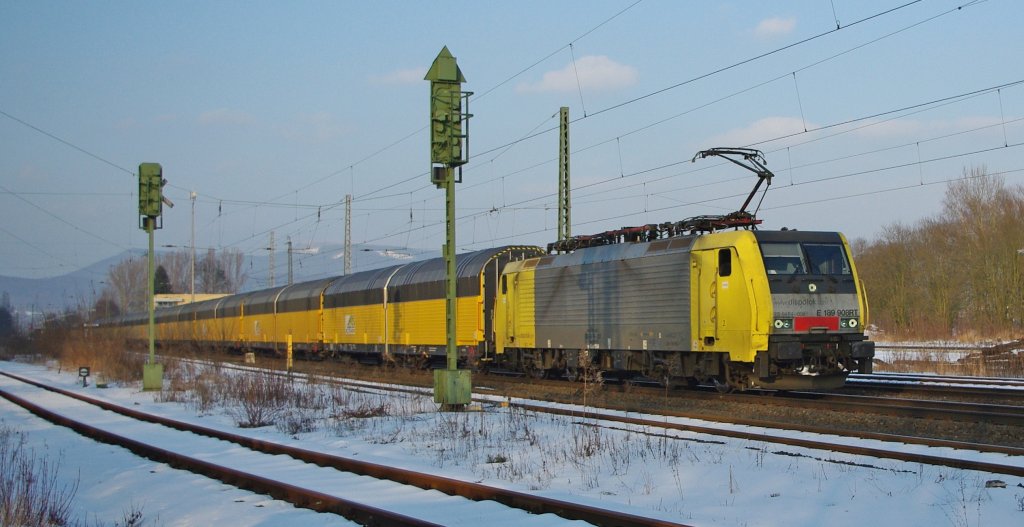 Fast Ton in Ton kommt dieser Zug daher: ES 64 F4-008 (E189 908RT) bespannte am 16.02.2010 den ARS Autotransport-Zug in Richtung Sden.