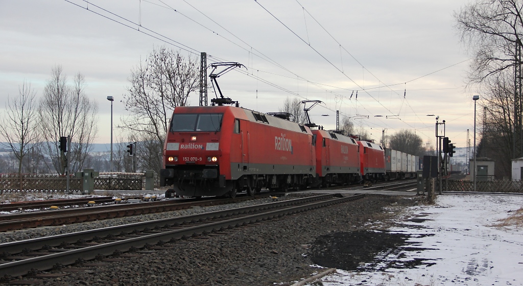 Fast eine Trio-Traktion. Die dritte luft jedoch nur als Wagenlok mit: 152 070-9, 152 085-7 und 152 023-8 vor einem Containerzug in Fahrtrichtung Norden. Aufgenommen am B Eltmannshausen/Oberhone am 12.02.2012.