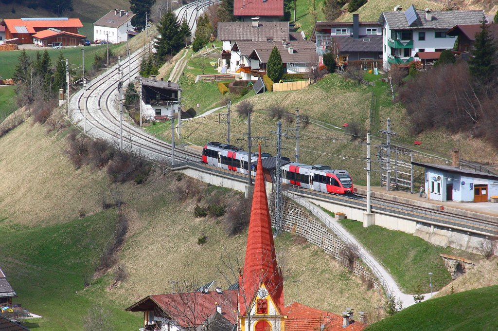 (fast) Vogelschau : ein 4024 hlt im Bhf. St.Jodok auf der Brenner-Nordrampe - 18/04/2013