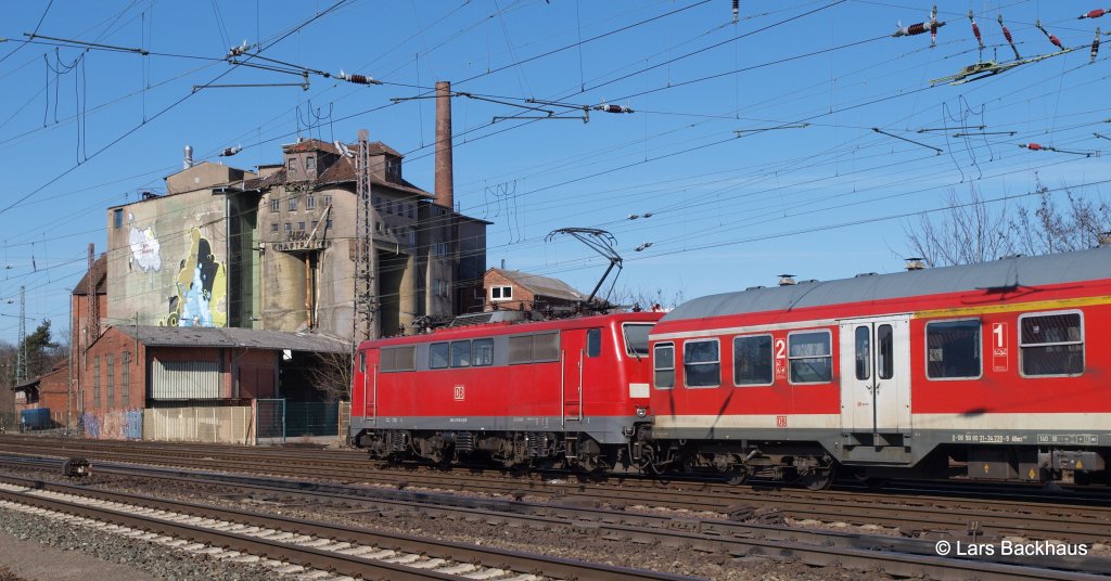 Fast wie in alten Zeiten: 111 135-0 rollt mit ihrer N-Wagen Garnitur als RB nach Rothenburg/Wmme aus Verden/Aller und passiert gerade den alten Getreidespeicher. Aufgenommen am 24.03.13.