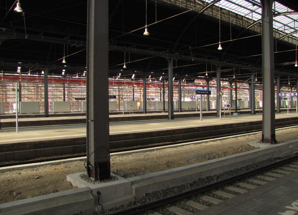 Fast wie ausgestorben wirkte die Halle vom Wiesbadener Hauptbahnhof in den Mittagsstunden des 29.03.2011.