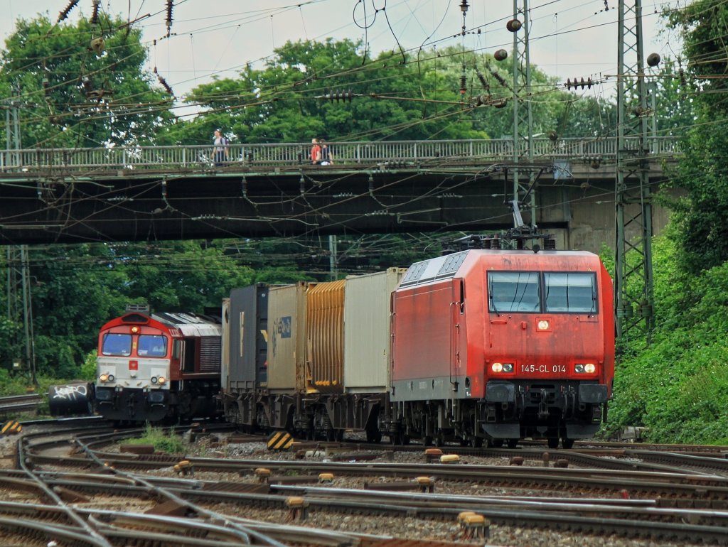 Fast wie beim Staffellauf. 145-CL 014 von Crossrail zieht am 18.07.2012 einen Containerzug aus Richtung Kln durch das Gleisvorfeld von Aachen West.  Hanna , ebenfalls von Crossrail wartet schon auf diesen Zug. Die Class66 wird ihn bernehmen und ber die Montzenrampe nach Belgien schleppen.