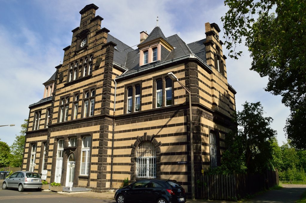 Fast wie ein Eisenbahnschlo wirkt das ehemalige Empfangsgebude des Bahnhof Kruft an der Kbs 478. Auch wenn er der Vulkaneifel Triebut zahlt, kann er seine Wurzel bei der Rheinischen Eisenbahngesellschaft zu Cln nicht verleugnen...
Denn diese Gesellschaft hatte diese etwas orientalisch anmutenden Hochbauten bei ihren Liegenschaften im damaligen Betriebsgebiet berall so oder hnlich erstellen lassen. Foto zeigt die Straenansicht am 2. Juno 2013