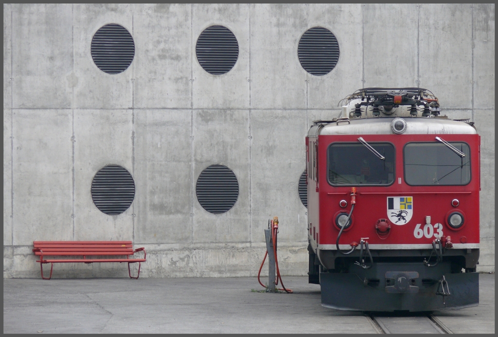 Fast wie ein Kunstwerk, Ge 4/4 I 603  Badus  neben dem RhB Depot in Chur. (20.06.2010)