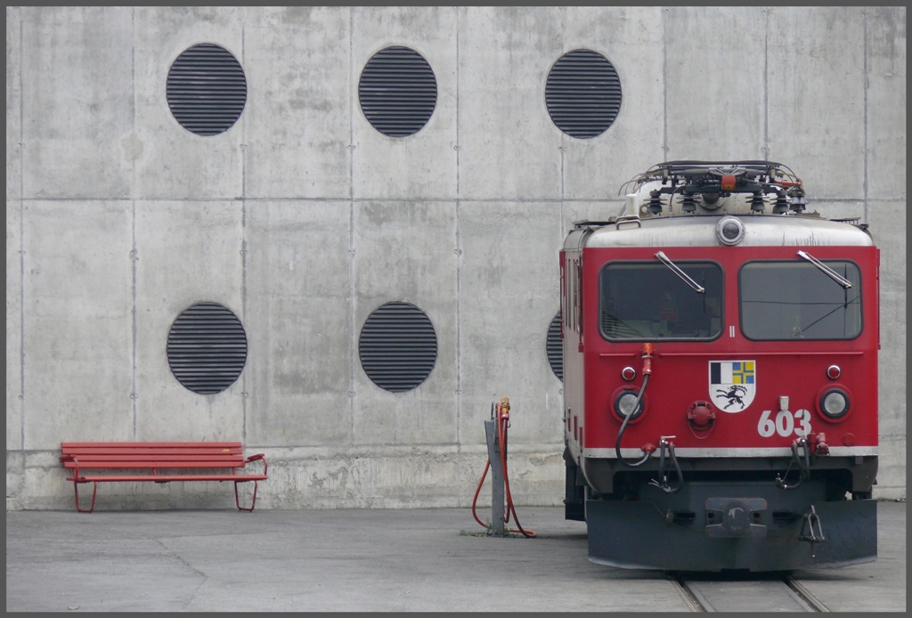 Fast wie ein Kunstwerk, Ge 4/4 I 603  Badus  neben dem RhB Depot in Chur. (20.06.2010)