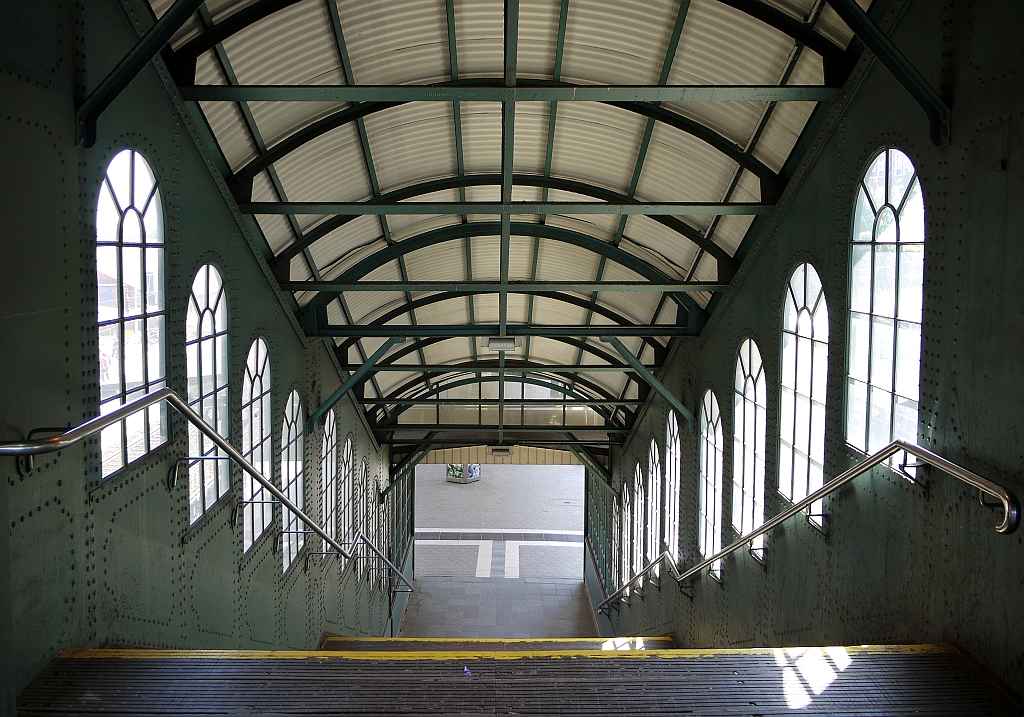 Fast wie im Erffnungsjahr 1897: Treppenabgang zum Bahnsteig in Hamburg-Harburg. Nur das heutige Dach aus Wellblech war damals wohl aus Holz. 9.6.2013 