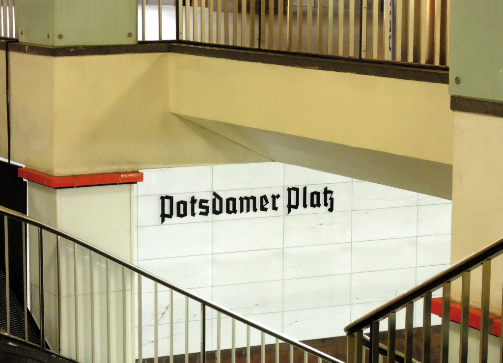 Fast wie frher: Treppen im rekonstruierten S-Bahnhof  Potsdamer Platz , 21.8.2012