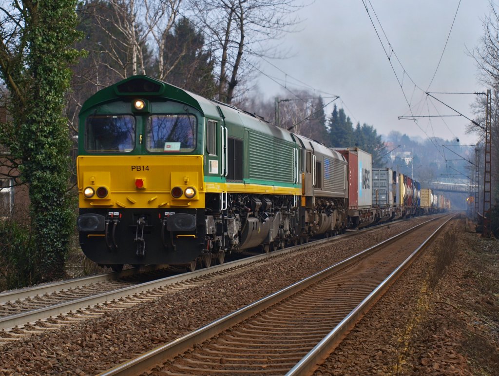 Fast wie frher, zwei Grodiesellok`s (Class66) auf der Montzenroute unterwegs nach Belgien. PB14 und PB18 zerren am 10.02.2011 einen Containerzug die Rampe von Aachen West zum Gemmenicher Tunnel hoch.