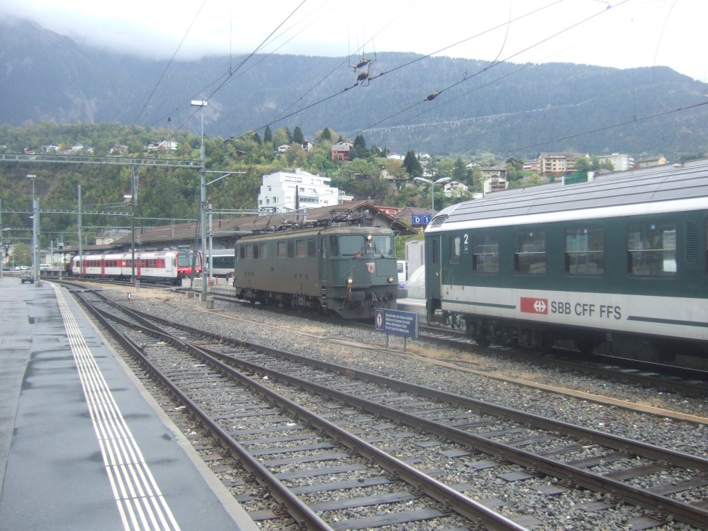 Fast wie vor 15 Jahren: Es sah auf den ersten Blick so aus, als ob die Ae 6/6 11488  Mendrisio  den Interregio Brig-Genve gerade entkuppelt htte. (fotografiert in Brig, 12.10.09)