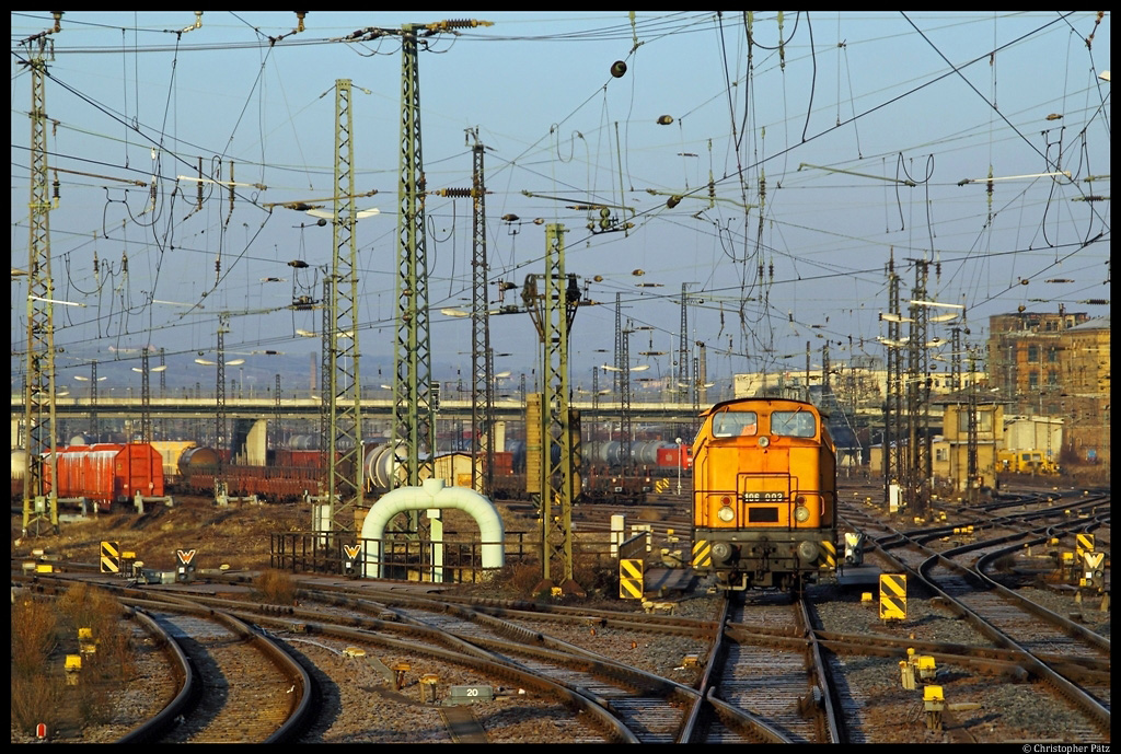 Fast wie zu Reichsbahnzeiten: 106 003 der ITL rollt am 26.1.2012 durch den Rangierbahnhof Dresden-Friedrichstadt. Das Bild entstand aus dem Zug heraus whrend eines auerplanmigen Haltes.